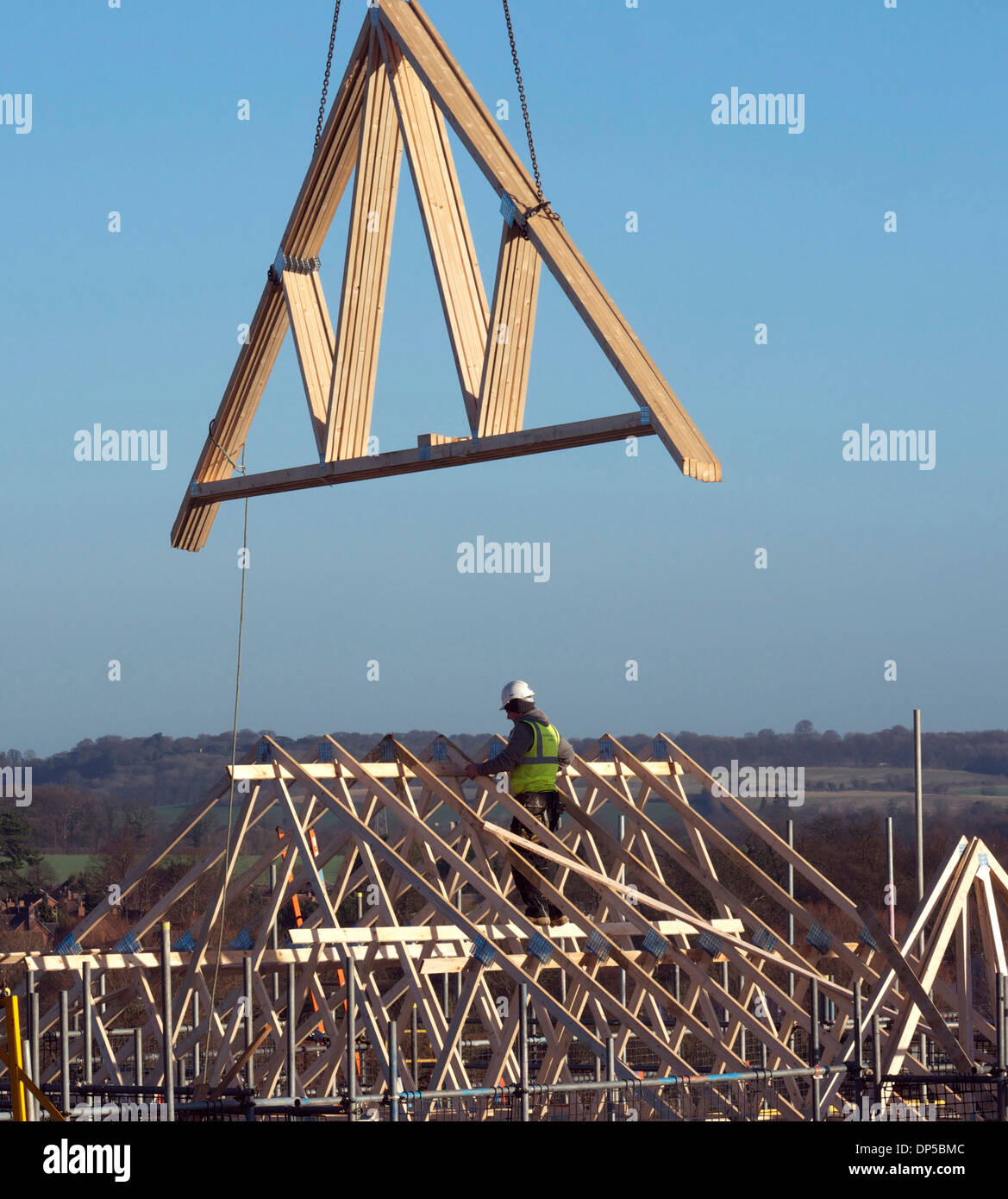 Installation eines Frame-Dachs Balkenwerk neuen Wohnungen, Grantham, Lincolnshire Stockfoto