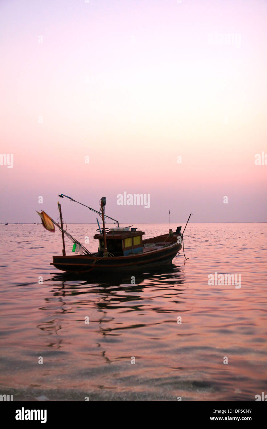Fischerboot bei Sonnenuntergang Stockfoto