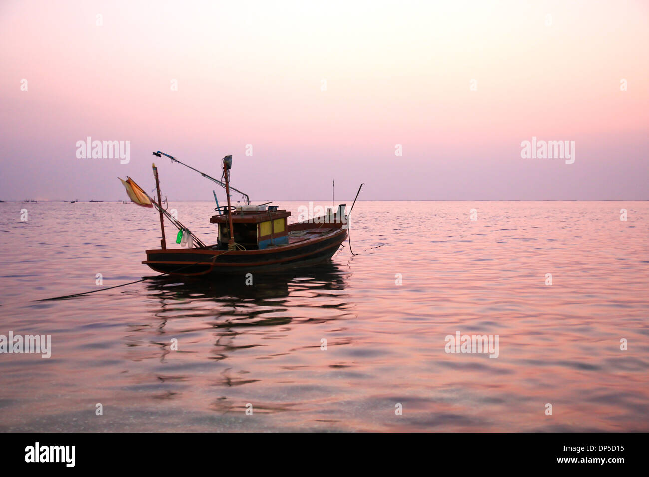 Fischerboot bei Sonnenuntergang Stockfoto