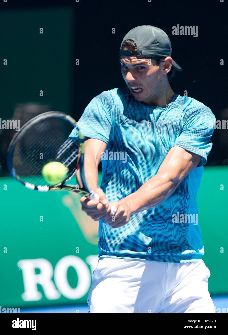 Melbourne, Australien. 8. Oktober 2014. Rafael Nadal aus Spanien gibt den Ball während einer Trainingseinheit für die Australian Open Tennis-Turnier in Melbourne, Australien, 8. Januar 2014 zurück. Bildnachweis: Bai Xue/Xinhua/Alamy Live-Nachrichten Stockfoto