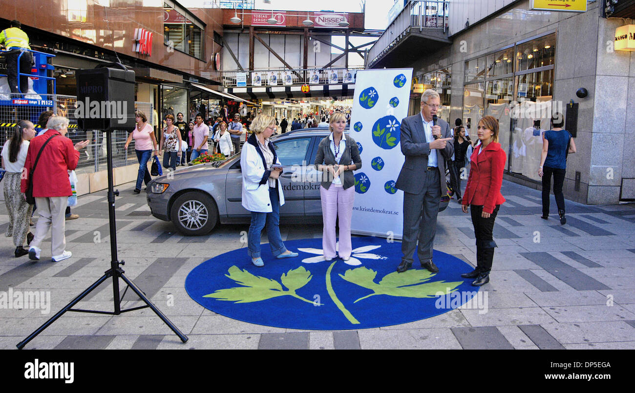 Sep 13, 2006; Stockholm, Schweden; Matts Odell von der christdemokratischen Partei läuft für einen Sitz im Reichstag, Schwedens Parlament. Er ist am Hauptplatz Stockholms, Sergel Torg fotografiert. Obligatorische Credit: Foto von Rob Schoenbaum/ZUMA Press. (©) Copyright 2006 by Rob Schoenbaum Stockfoto