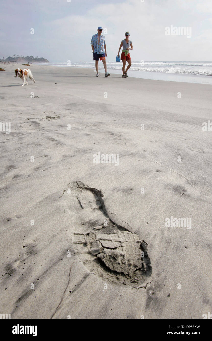 Sep 13, 2006; Encinitas, Kalifornien, USA; Den letzten Jogger verließ seine ihr Eindruck im Sand ist als ROB WHEELER und Freund JOY WARREN Norden entlang des Wassers am Südstrand Cardiff Zustand gehen. Obligatorische Credit: Foto von Charlie Neuman/SDU-T/ZUMA Press. (©) Copyright 2006 by SDU-T Stockfoto