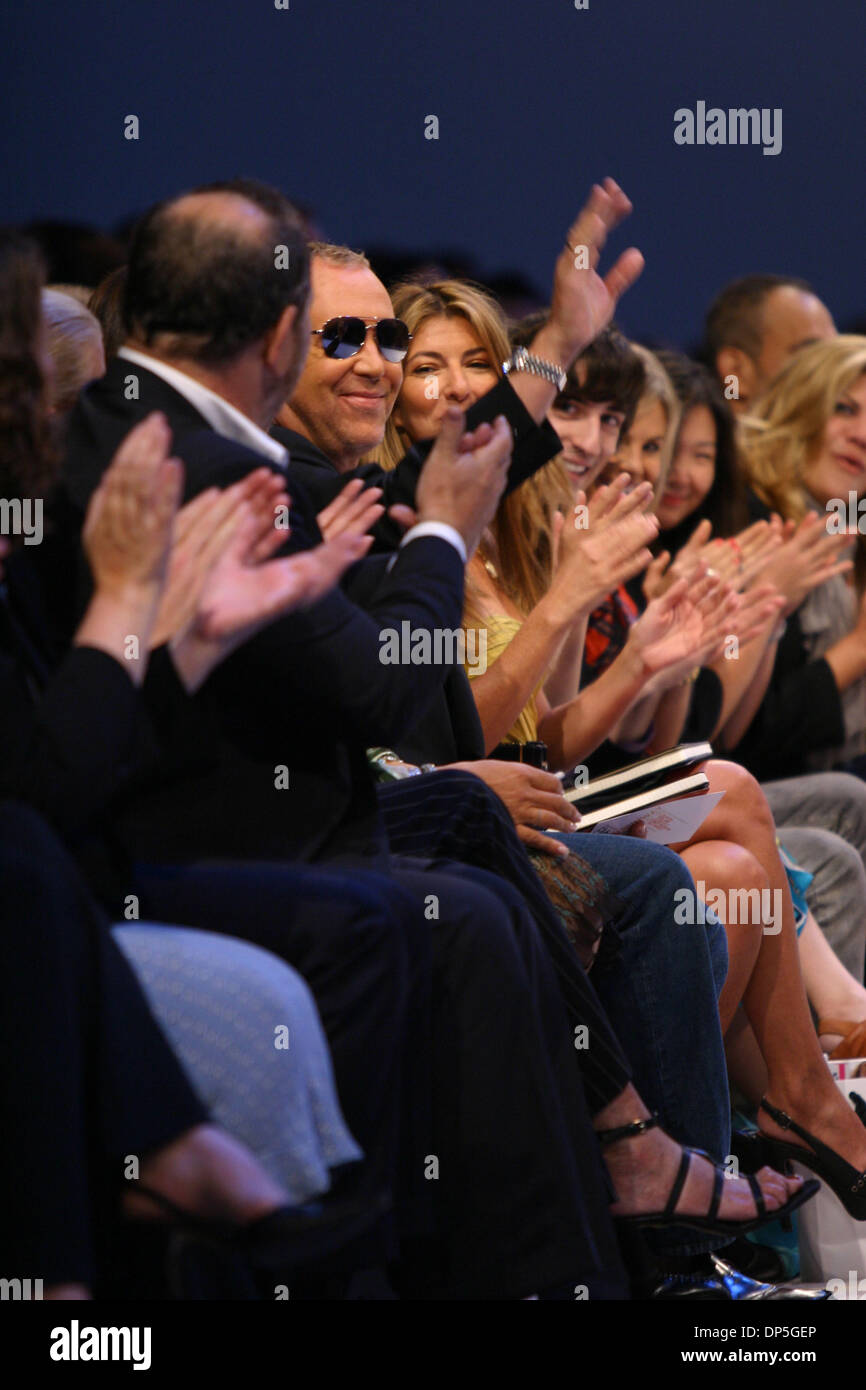 Sep 15, 2006; New York, NY, USA; Amerikanische Designer, MICHAEL KORS und Fashion Editor der Zeitschrift Elle, NINA GARCIA, Richter 'Project Runway' Saisonfinale 3. DANIEL VOSOVIC, Finalist von Project Runway Season 2 Uhren die Top 4 Kandidaten zeigen ihre Kollektionen im Frühjahr 2007 Fashion Show in NYC obligatorisch Credit: Foto von Jodi Jones/ZUMA Press. (©) Copyright 2006 von Jo Stockfoto