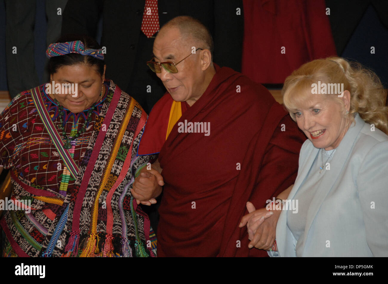 Sep 15, 2006; Denver, Colorado, USA; Nobel Laureaten RIGOBERTA Menchú TUM, dem Dalai-Lama und BETTY WILLIAMS im Frieden Marmelade 10-Jahr-Feier. Auf die größte Zusammenkunft von Friedensnobelpreisträger jemals in den Vereinigten Staaten, 10 Preisträger Pass auf ihre Geist und Weisheit, um 3.000 Jugendliche aus 31 Ländern, inspirierende eine neue Generation von Friedensstifter. Denn es ist Inception, m Stockfoto