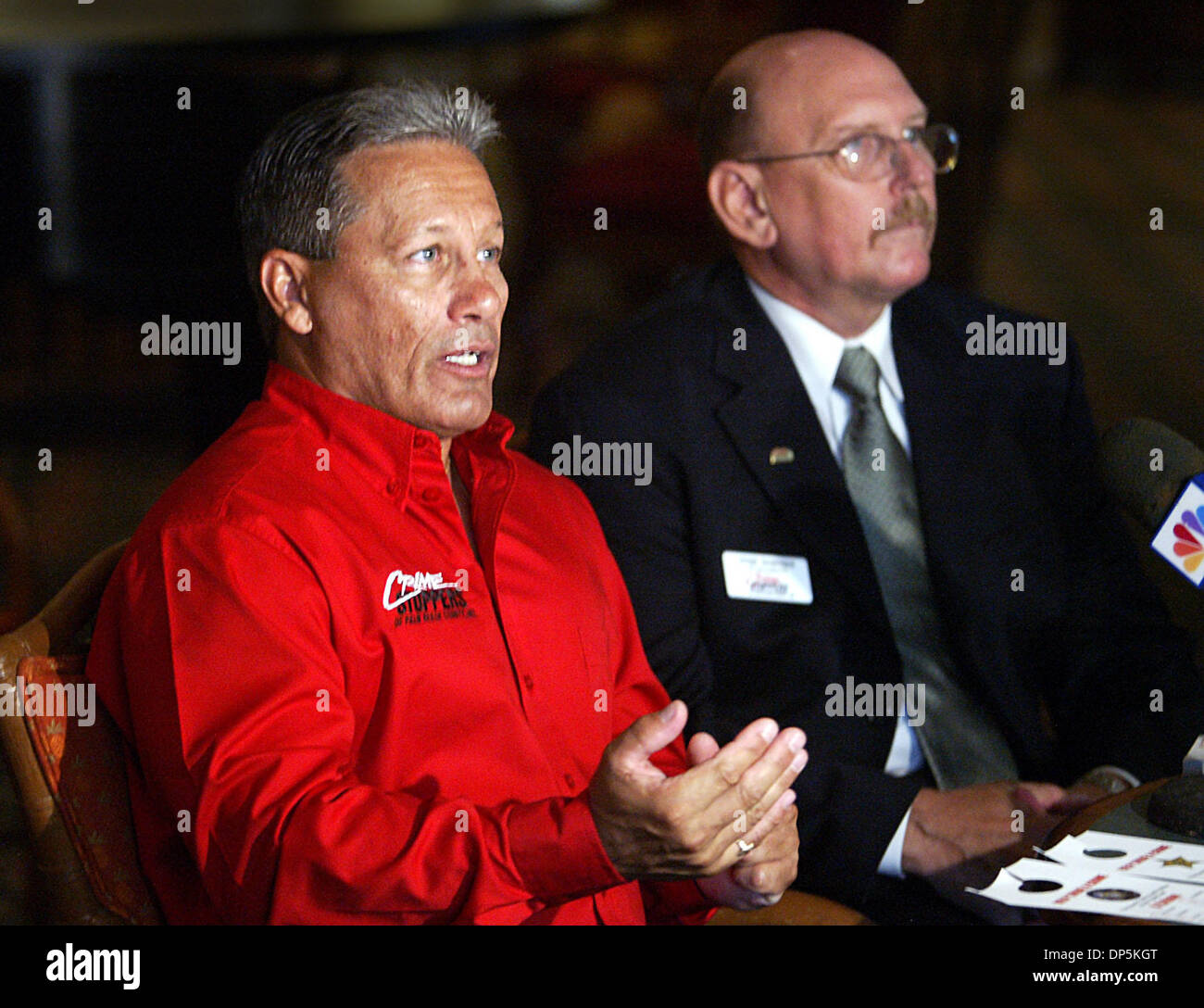 Sep 18, 2006; West Palm Beach, FL, USA; Crime Stoppers Koordinator Sgt. JIM DEFAGO spricht während einer Pressekonferenz Dienstag Holiday Inn West Palm Beach.  Die Pressekonferenz war um zu verkünden neue innovative Techniken um Strafverfolgung zu unterstützen, die Zeichen und Spielkarten enthalten. Obligatorische Credit: Foto von Damon Higgins/Palm Beach Post/ZUMA Press. (©) Copyright 2006 von Pal Stockfoto