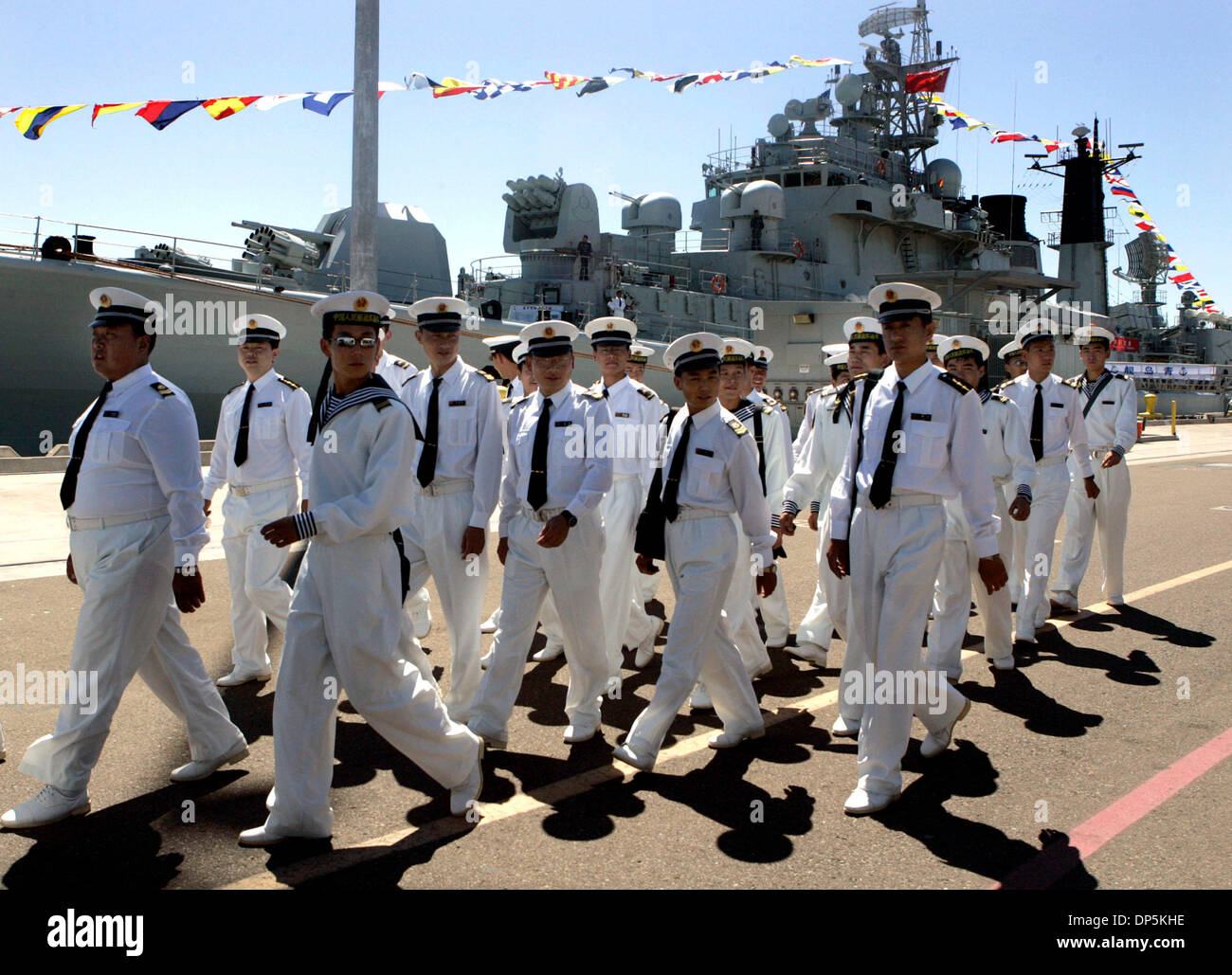 Sep 18, 2006; San Diego, CA, USA; Peoples Liberation Army (chinesische Marine) Segler Kopf zu einem Tour-Bus von Pier 2 in San Diego Naval Base 32nd Street, nach der Ankunft in Qingdao, ein Zerstörer, zusammen mit Hongzehu, ein Schiff Unterstützung bei den Marinestützpunkt Montagmorgen. Die Gruppe ging in den San Diego Zoo, wo sie landete und zum Anzeigen der Midway und der Stern von Indien, von th Stockfoto