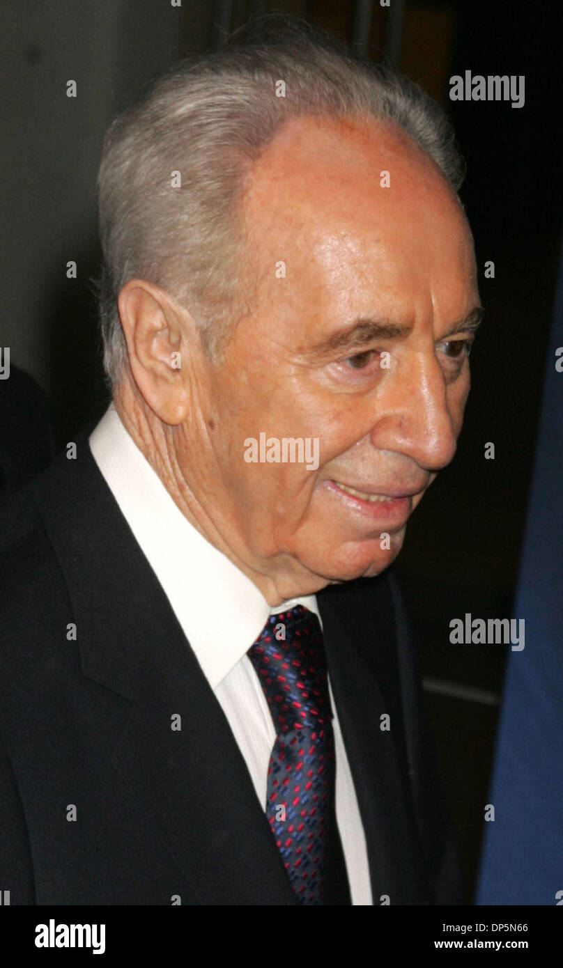 Sep 20, 2006; New York, NY, USA; SHIMON PEREZ bei der Clinton Global Initiative 2006 Vernissage statt im Museum of Modern Art in New York. Obligatorische Credit: Foto von Nancy Kaszerman/ZUMA Press. (©) Copyright 2006 von Nancy Kaszerman Stockfoto