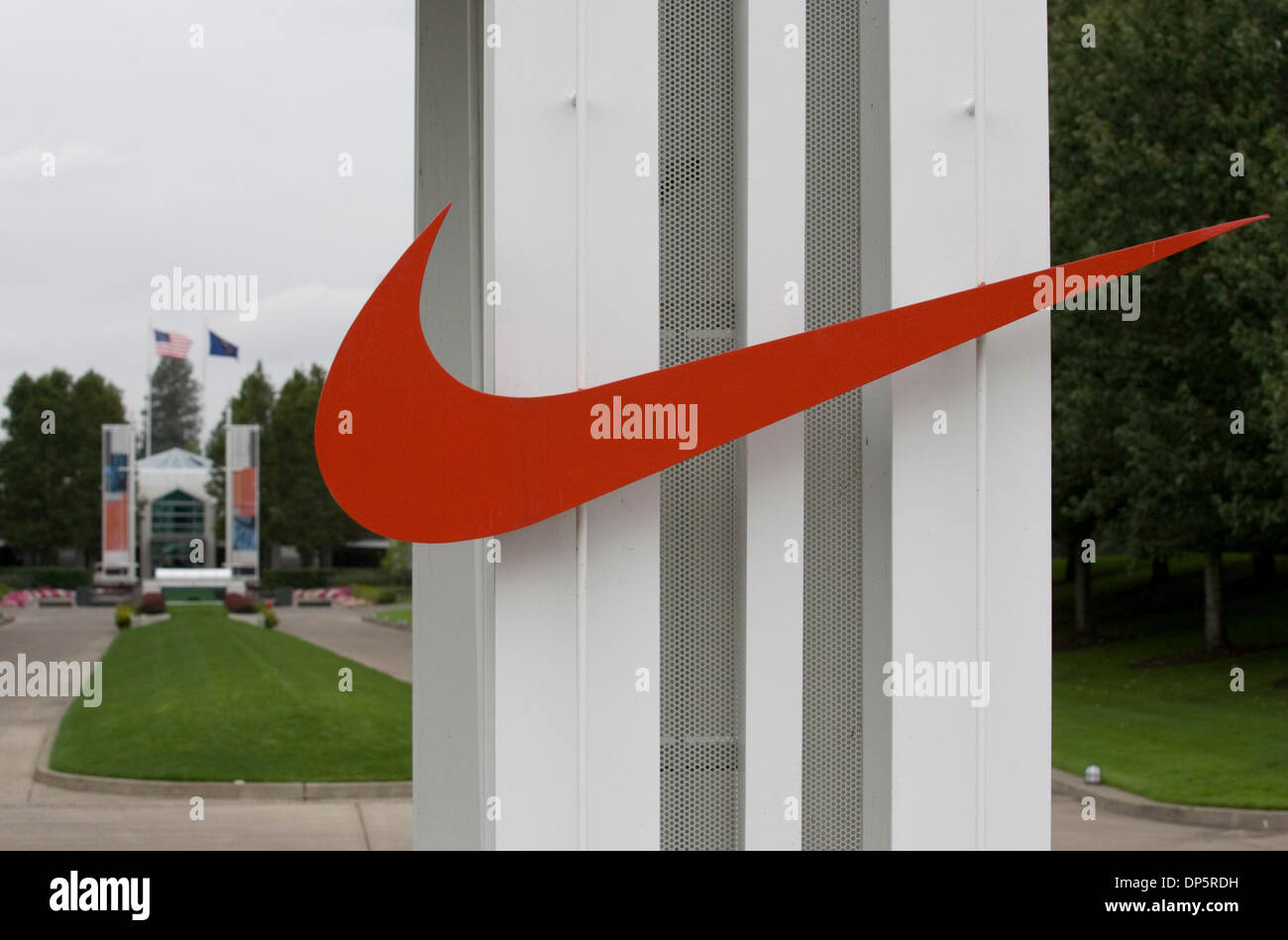 Sep 22, 2006; Beaverton, OR, USA; Das Nike-Logo ziert den Eingang zum  Hauptsitz des Unternehmens in Beaverton, Oregon. Nike ist ein bedeutender  US-amerikanischer Hersteller von Sportschuhe, Bekleidung und Sportgeräte.  Das Unternehmen ist