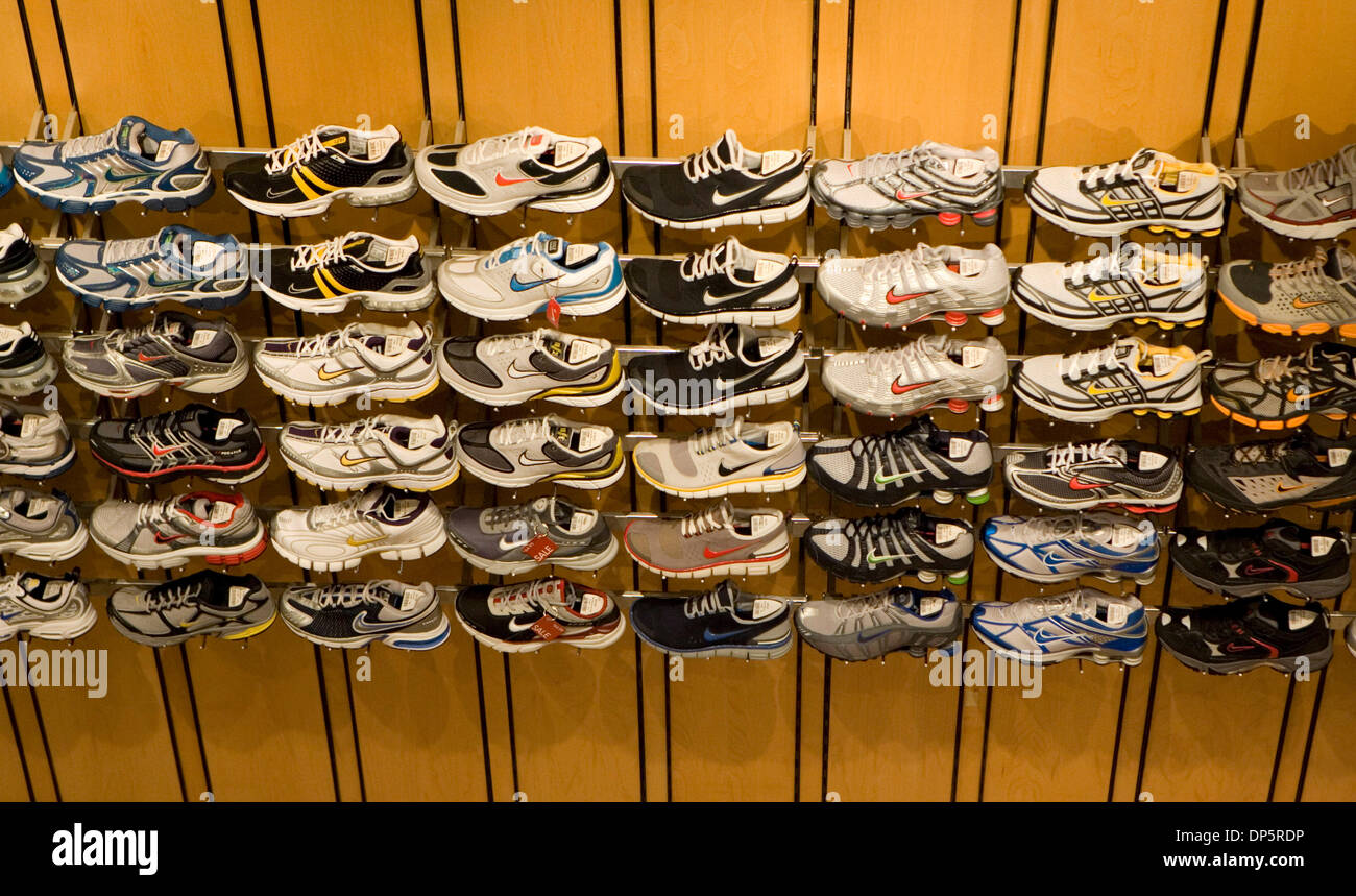 Sep 22, 2006; Portland, OR, USA; Nike Schuhe werden angezeigt im Niketown  laden in der Innenstadt von Portland. Nike ist ein bedeutender  US-amerikanischer Hersteller von Sportschuhe, Bekleidung und Sportgeräte.  Das Unternehmen ist