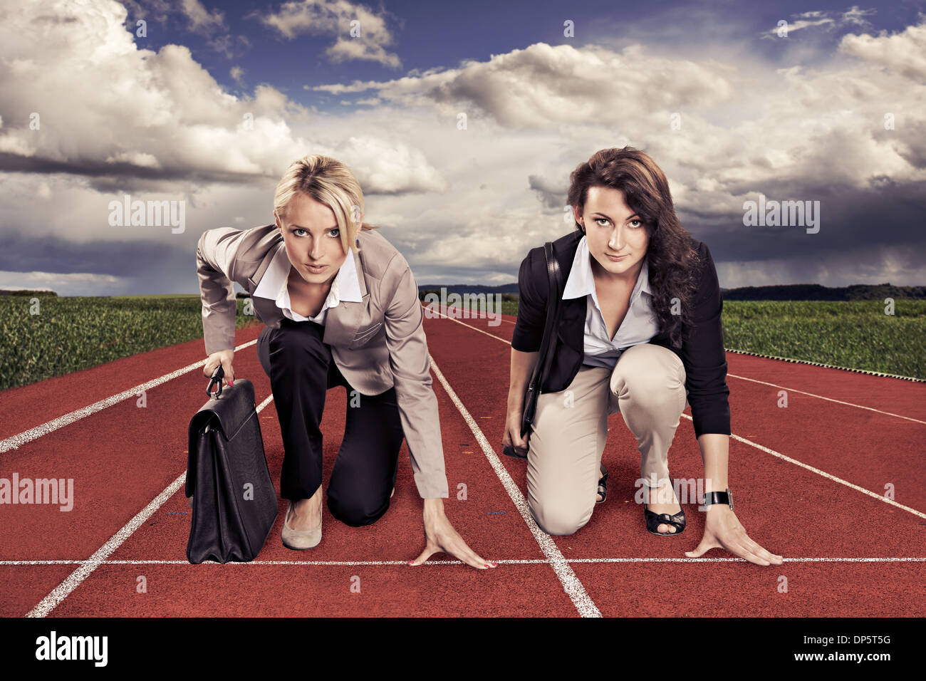 symbolisches Bild von zwei Geschäftsfrauen auf der Laufstrecke Stockfoto