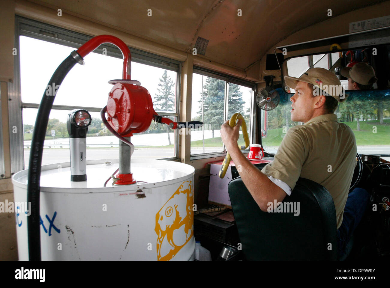 Sep 26, 2006; Fergus Falls, MN, USA; Links nach rechts: Unabhängigkeit Partei Senat Kandidat Robert Fitzgerald treibt einen Kampagnenbus, der von Fakten Diesel und Biodiesel betrieben werden kann. Fitzgerald ist eine Kunststoff falsche Schlange halten. Es gibt mehrere mehr alles über der Bus auf dem Film basiert "Schlangen im Flugzeug." Obligatorische Credit: Foto von Richard Tsong-Taatarii/Minneapolis Star T/ZUMA Pr Stockfoto