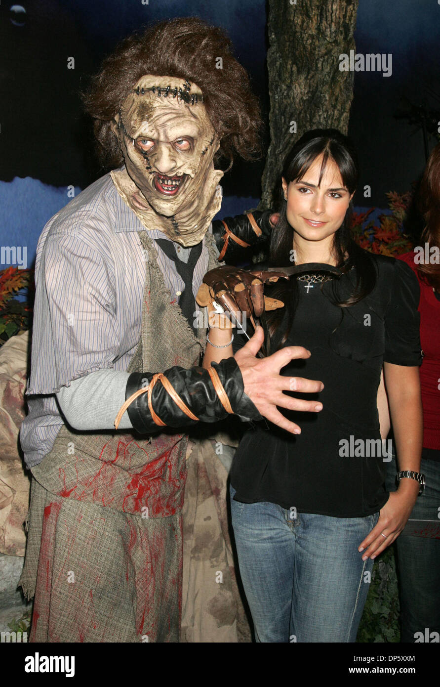 Sep 28, 2006; New York, NY, USA; Acors LEATHERFACE und JORDANA BREWSTER auf den Fototermin für die Enthüllung des "Chamber Live! Mit House of Horrors statt im Madame Tussauds-Times Square. Die Kammer-Funktionen einstellen von drei legendären Horror-Filme "A Nightmare on Elm Street", "The Texas Chainsaw Massacre" und "Freitag der 13." Obligatorische Credit: Foto von Nancy Kaszerman/ZUMA Pres Stockfoto