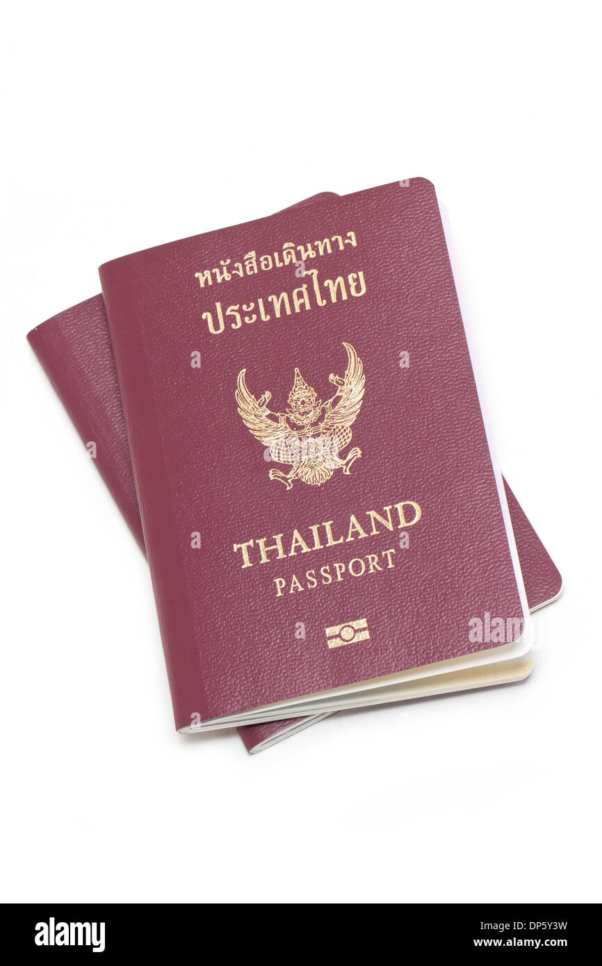 Thailändische Reisepässe (ausgestellt von einer Regierung in Thailand), isoliert auf weiss. Stockfoto