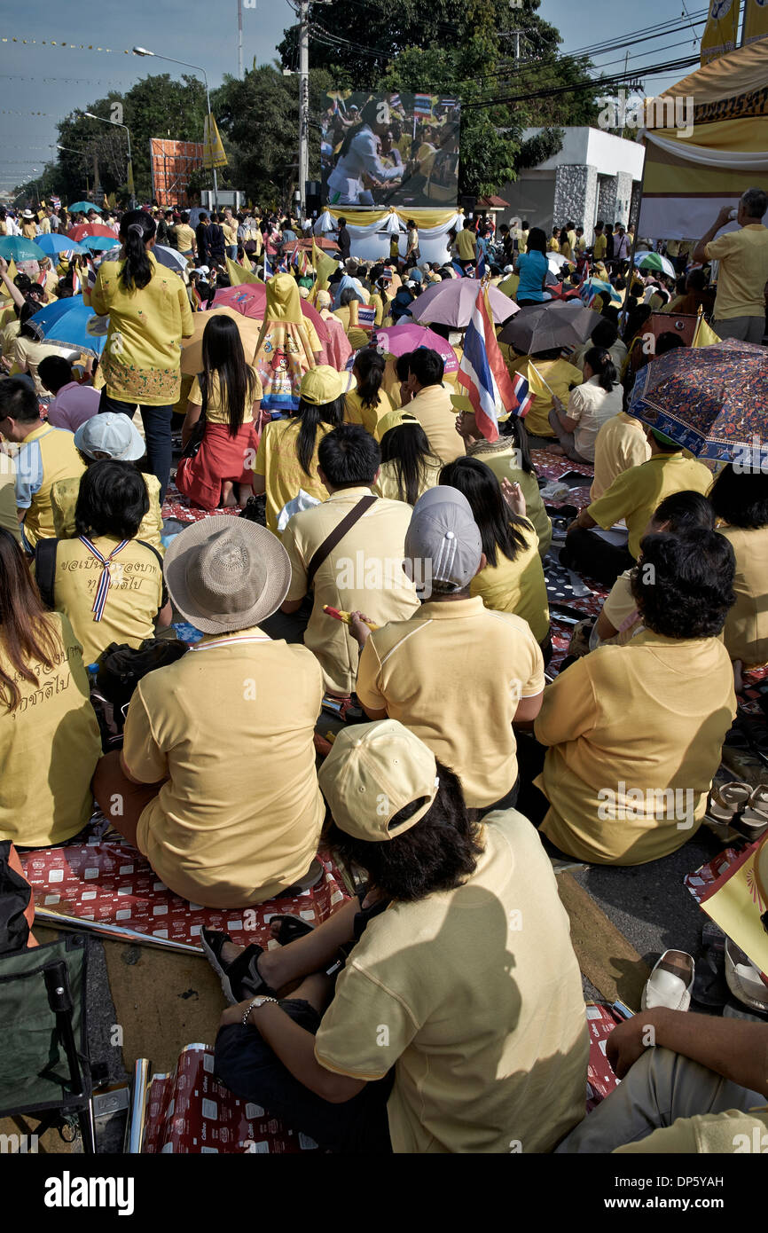 Thailändische Anhänger des gelben Trikots sammeln sich, um dem thailändischen König an seinem Geburtstag Respekt zu erweisen. Hua hin Thailand S. E. Asien Stockfoto