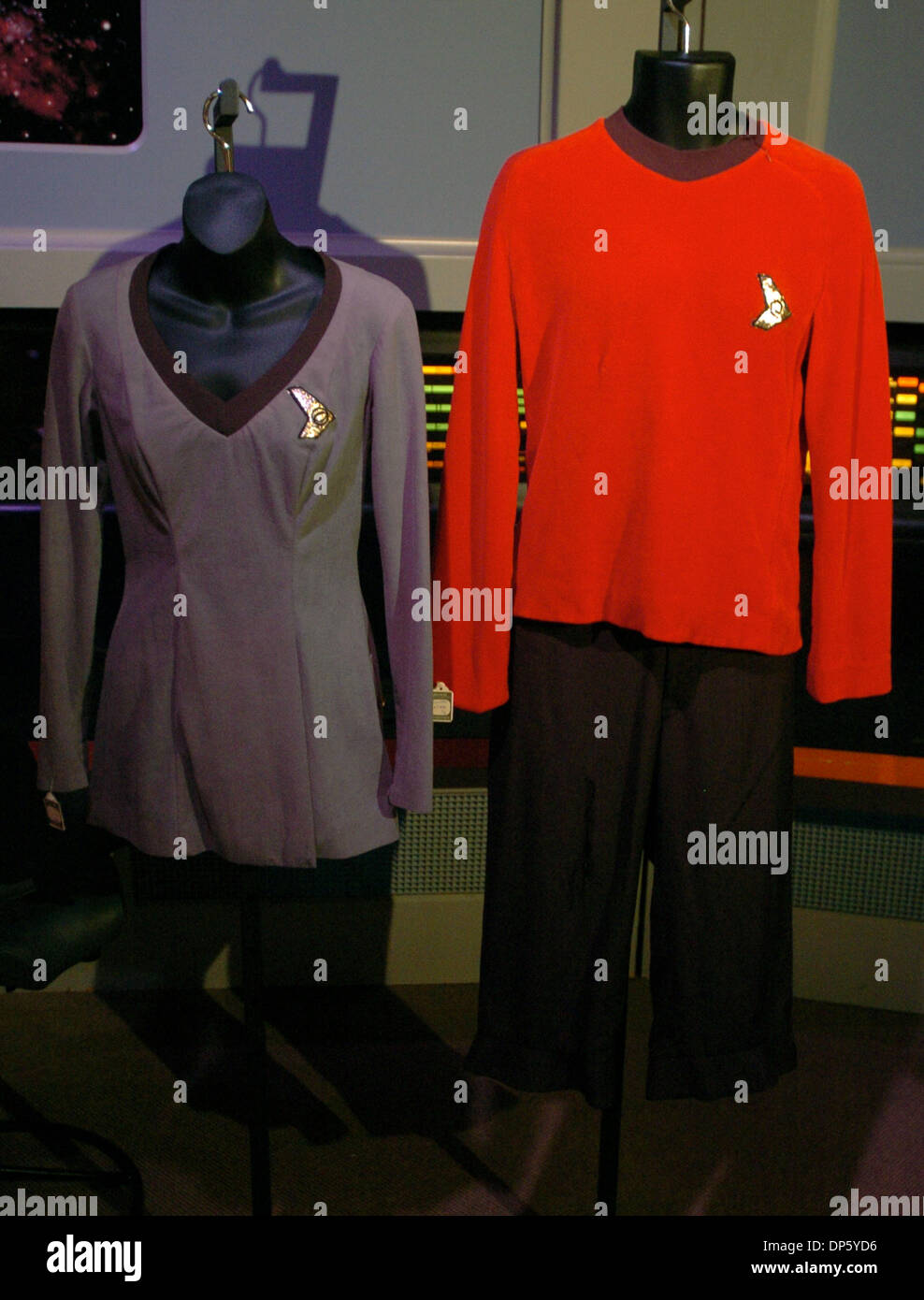 Sep 29, 2006; Manhattan, NY, USA; Zur Feier des 40. Jahrestages von "Star Trek" wird Christies versteigern offizielle "Star Trek"-Artikel aus dem Archiv von CBS Paramount Television Studios halten. Elemente enthalten Material aus allen "Star Trek"-TV-Serien und Filme, einschließlich Kostüme, Requisiten, Dressings, Modelle von Raumschiff Enterprise und verschiedene alien-Schiff gesetzt Stockfoto