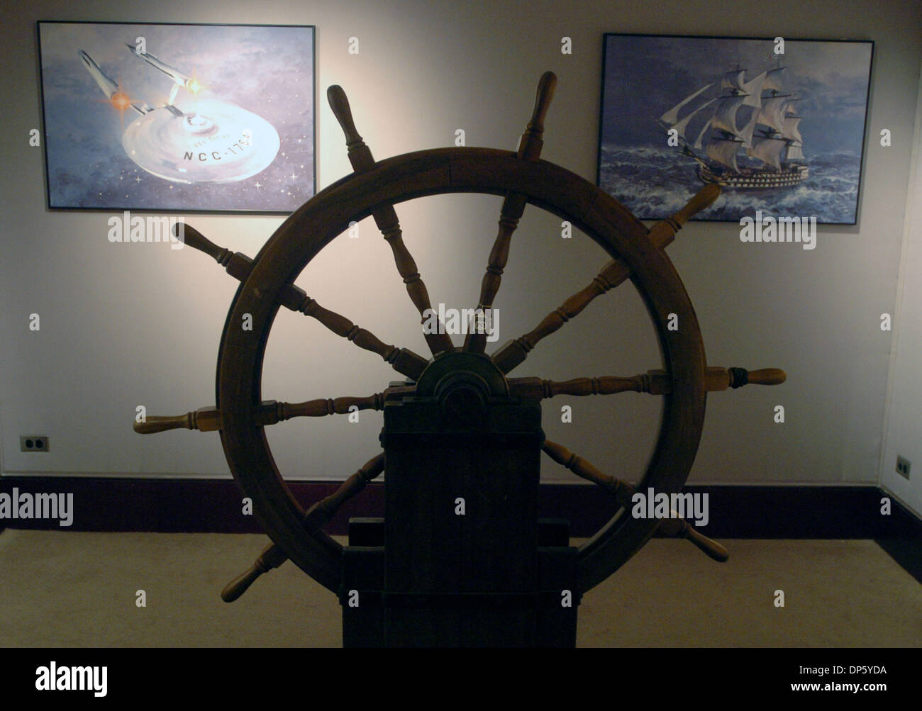 Sep 29, 2006; Manhattan, NY, USA; Enterprise-A Steuerrad verwendet in "Star Trek V: The Final Frontier", geschätzt, um für US $200-$300 zu verkaufen. Zur Feier des 40. Jahrestages von "Star Trek" wird Christies versteigern offizielle "Star Trek"-Artikel aus dem Archiv von CBS Paramount Television Studios halten. Elemente enthalten Material aus allen "Star Trek"-TV-Serie und m Stockfoto