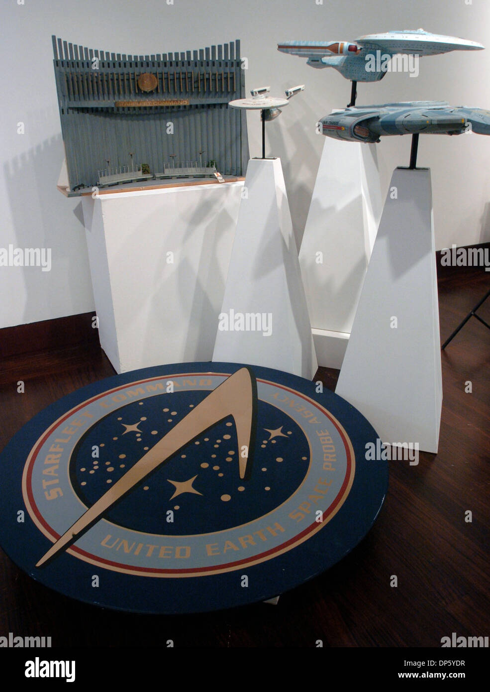 Sep 29, 2006; Manhattan, NY, USA; Zur Feier des 40. Jahrestages von "Star Trek" wird Christies versteigern offizielle "Star Trek"-Artikel aus dem Archiv von CBS Paramount Television Studios halten. Elemente enthalten Material aus allen "Star Trek"-TV-Serien und Filme, einschließlich Kostüme, Requisiten, Dressings, Modelle von Raumschiff Enterprise und verschiedene alien-Schiff gesetzt Stockfoto