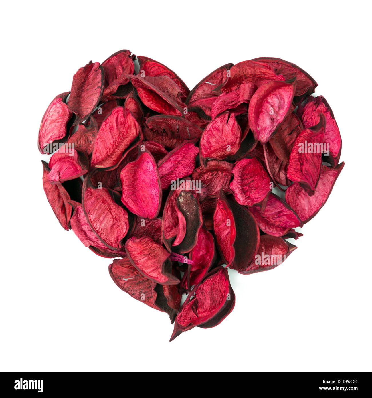 Herzform mit roten Rosenblättern auf weißem Hintergrund Stockfoto