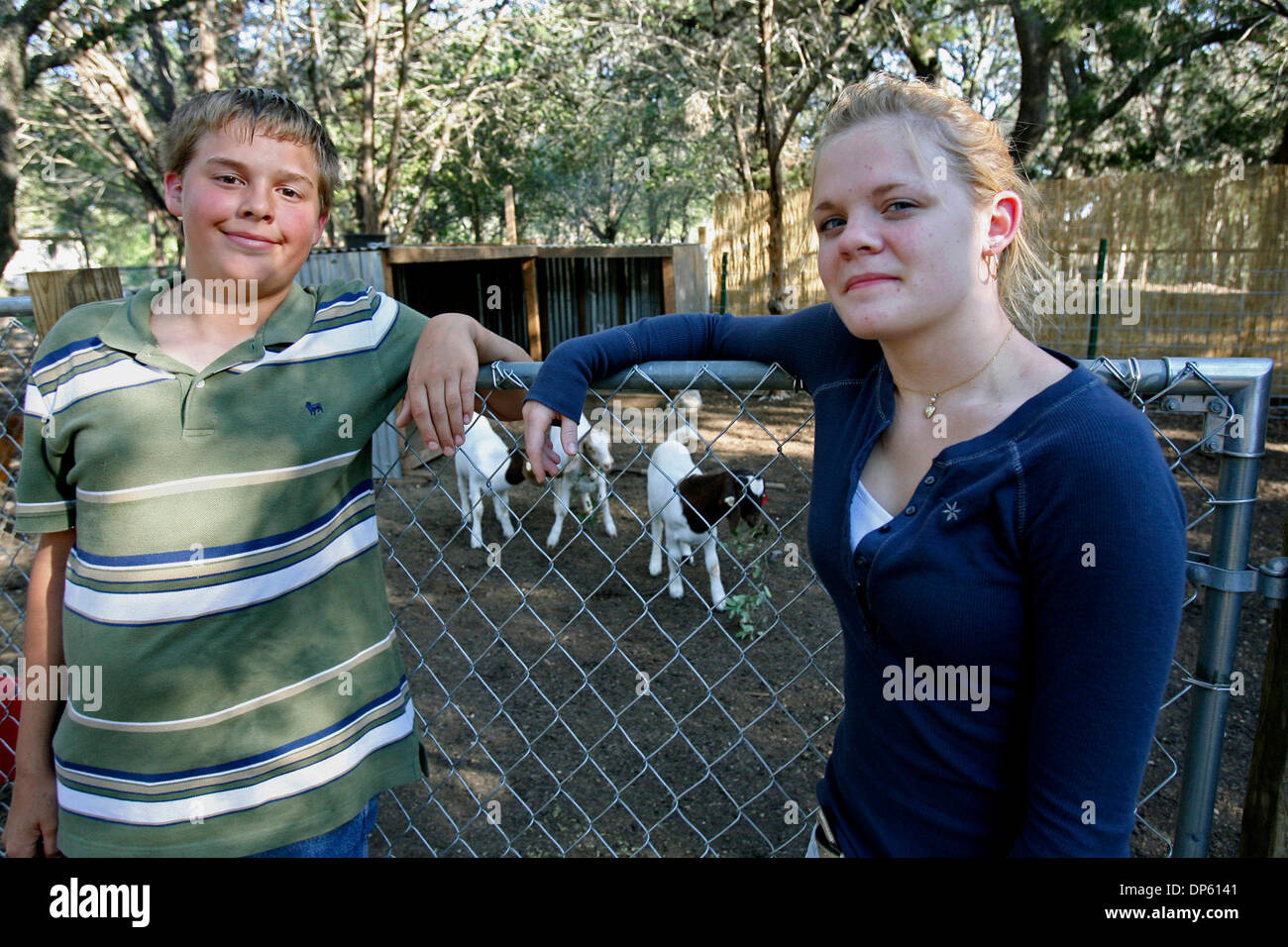 3. Oktober 2006; Lubbock, TX, USA; Travis und Jessica Haecker stehen neben dem Tor, wo ihre drei Ziegen im Hinterhof ihres Hauses in Lubbock, TX gehalten werden. Obligatorische Credit: Foto von Tom Reel/San Antonio Express-News/ZUMA Press. (©) Copyright 2006 von San Antonio Express-News Stockfoto