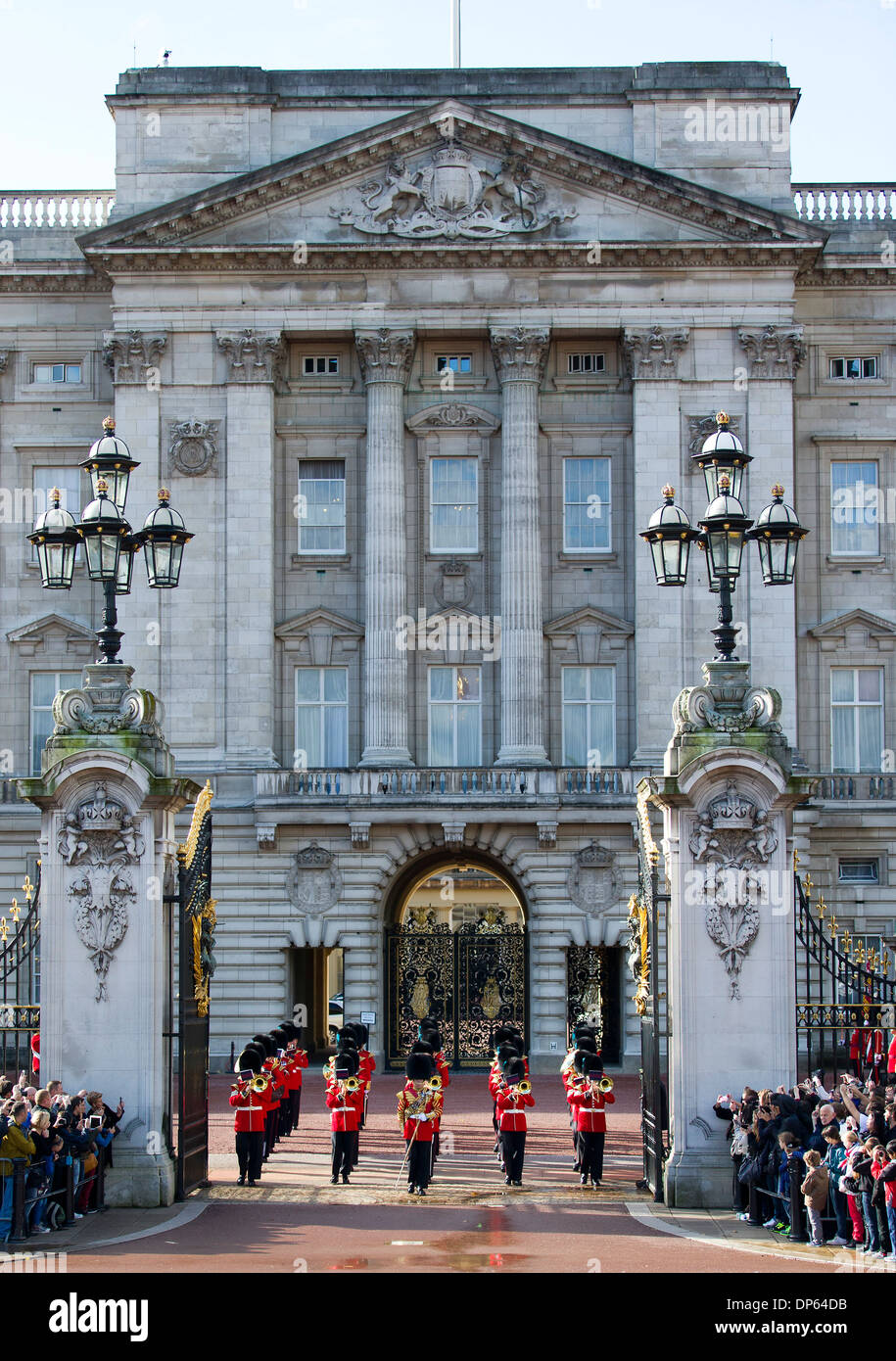 Massen von Touristen beobachten Sie die Wachablösung vor dem Buckingham Palace in London. Stockfoto