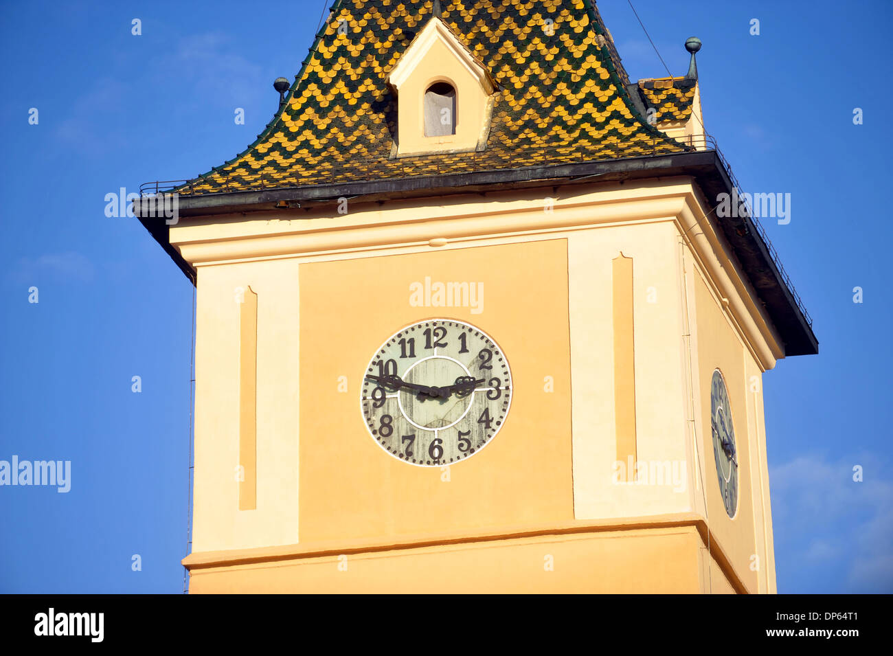 Alten Uhrturm mit blauen Himmel im Hintergrund Stockfoto