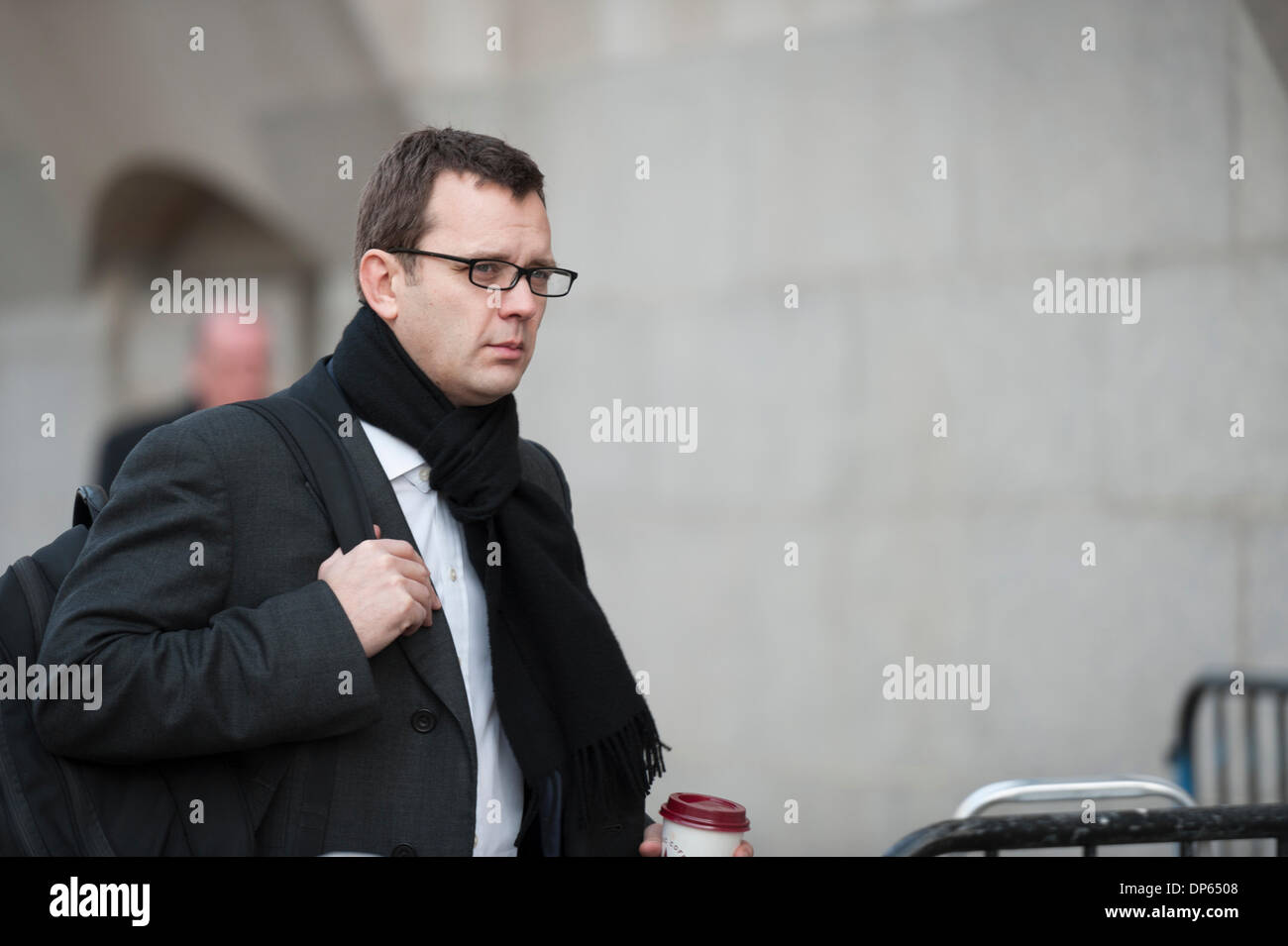 Old Bailey, London, UK. 8. Januar 2014.  Ehemalige Kommunikationsberaterin, David Cameron und ex-Nachrichten die Welt-Editor, Andy Coulson, kommt an Old Bailey, London, für die Fortsetzung des Versuchs Telefon-hacking. Bildnachweis: Lee Thomas/Alamy Live-Nachrichten Stockfoto