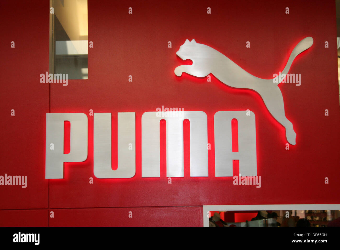 8. Oktober 2006; Costa Mesa, Kalifornien, USA;  Das Unternehmen, das bestimmte Sportschuhe und Bekleidung unter den PUMA und Tretorn Labels verkauft herstellt, entstand, als deutsche Brüder Rudi und Adi Dassler befehdet und ihre Familienunternehmen in Adidas und PUMA teilen. Schuhe von PUMA Erbe sind, Bekleidungs-Konten für einen wachsenden Teil seiner Umsätze. Es baut Kleidung Stile um Männer reisen bu erweitert Stockfoto