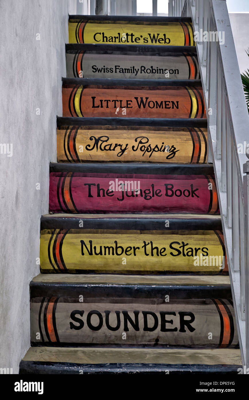 Fantasievolle Treppen, die klassische Bücher und Literatur in einem Buchladen anzeigen. Stockfoto