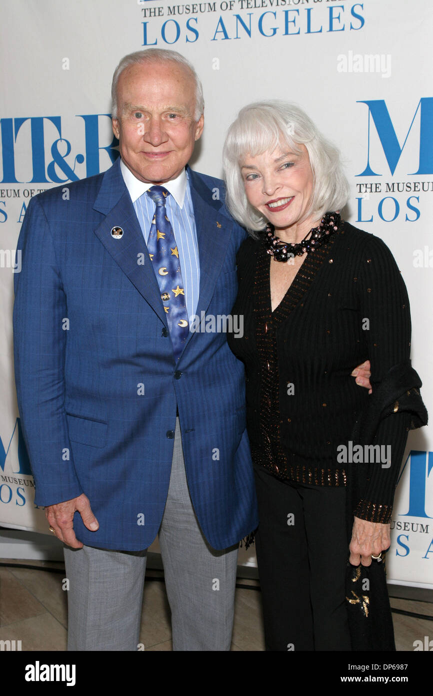 10. Oktober 2006; Beverly Hills, CA, USA; BUZZ ALDRIN und seine Frau LOIS kommt an das Museum für Fernsehen und Radio besondere Jubiläumsfeier. Obligatorische Credit: Foto von Marianna Day Massey/ZUMA Press. (©) Copyright 2006 von Marianna Tag Massey Stockfoto