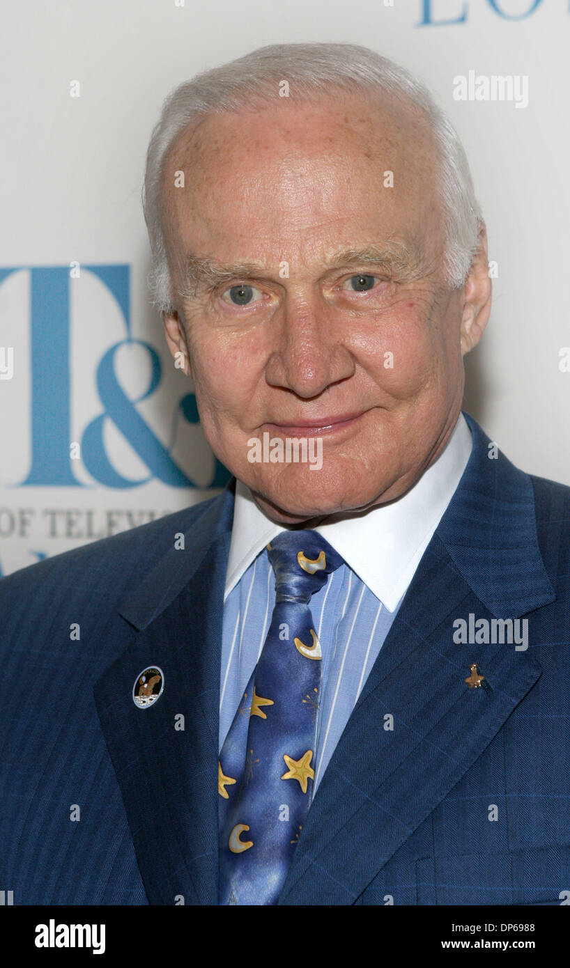 10. Oktober 2006; Beverly Hills, CA, USA; BUZZ ALDRIN kommt an das Museum für Fernsehen und Radio besondere Jubiläumsfeier. Obligatorische Credit: Foto von Marianna Day Massey/ZUMA Press. (©) Copyright 2006 von Marianna Tag Massey Stockfoto