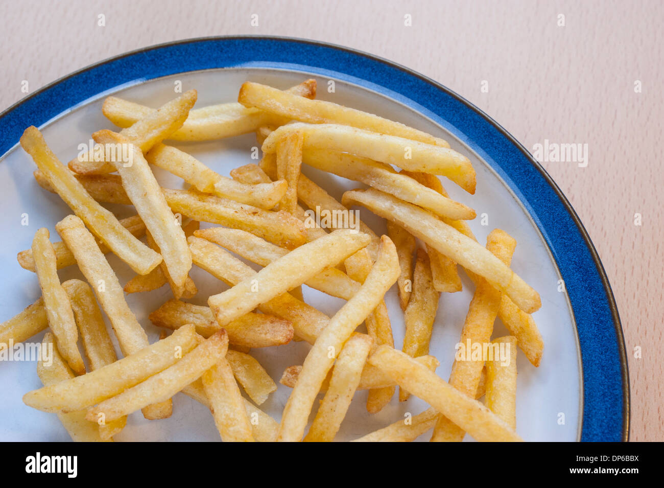 Kartoffel-Chips auf einem Teller Stockfoto