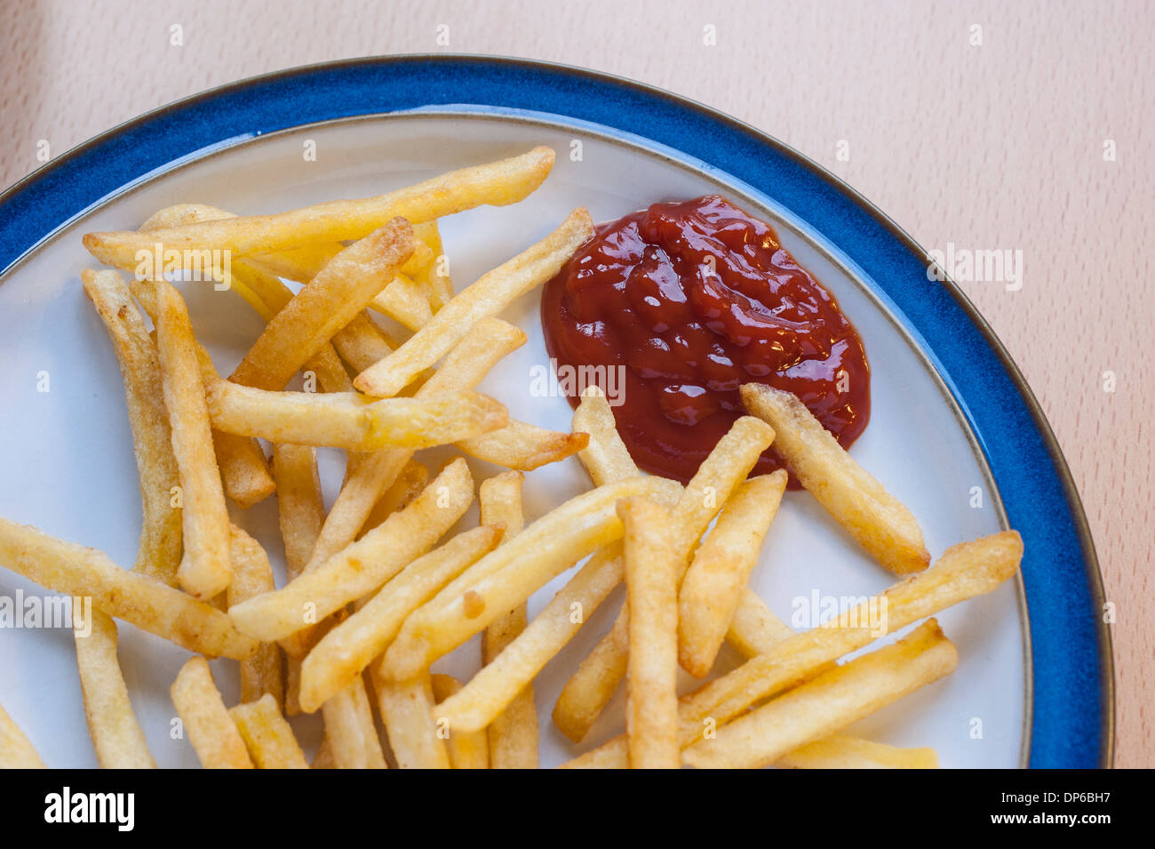Kartoffel-Chips auf einem Teller mit Tomaten-Ketchup-sauce Stockfoto