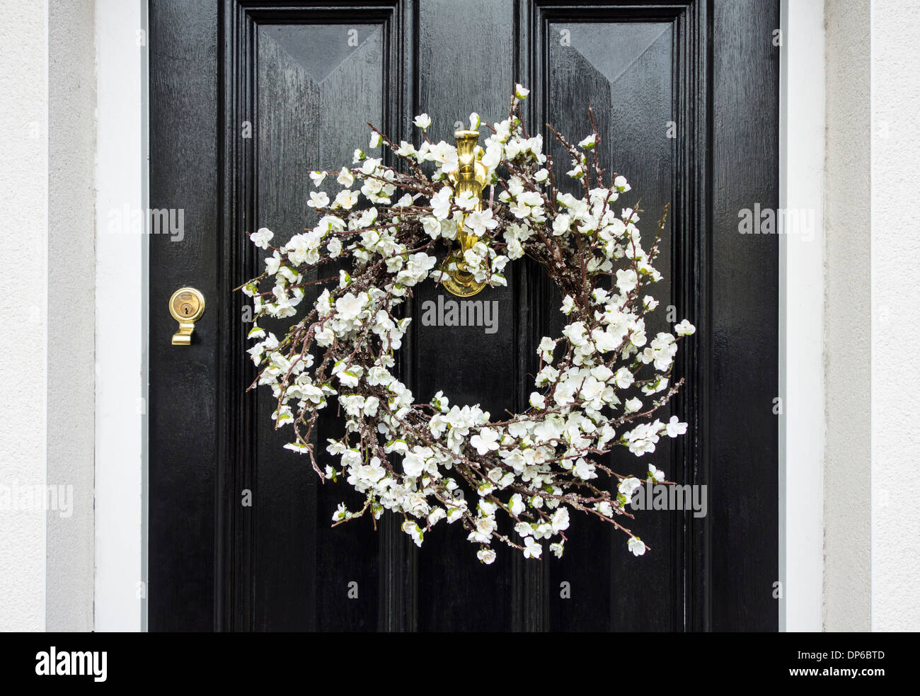 Adventskranz auf einem schwarzen Tor Stockfoto