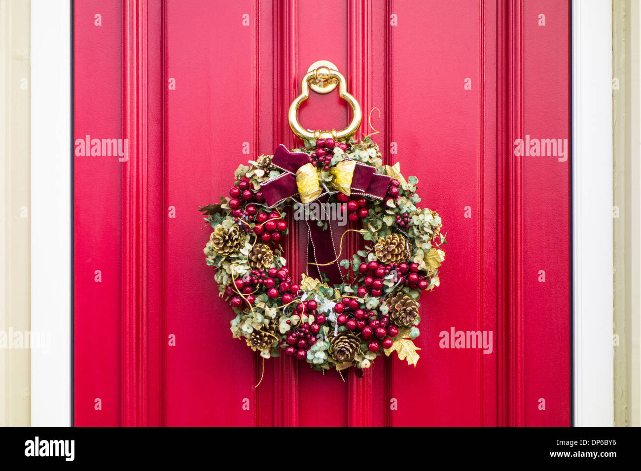 Adventskranz auf eine rote Tür Stockfoto