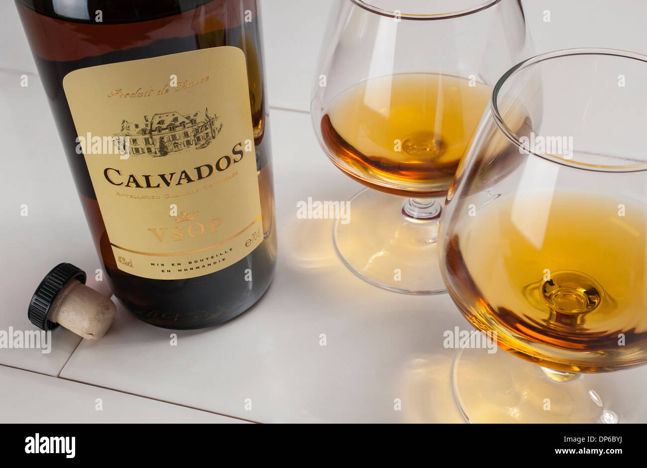 Flasche französischen Calvados Apfelbrand mit zwei Gläsern Stockfoto