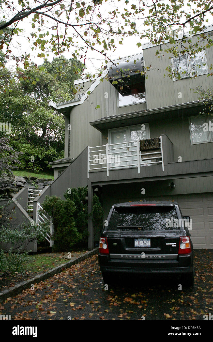 18. Oktober 2006; Manhattan, NY, USA; Rapper Fabolous, dessen rechtliche Name ist JOHN JACKSON, war ein Shooting, beteiligt und wurde am 16. Oktober 2006 schoss in den rechten Oberschenkel. Nach der Einnahme von Jackson ins Krankenhaus, Polizei durchsuchte das Fahrzeug und fand zwei geladen, nicht lizenzierte Waffen -.380 Kaliber und ein Kaliber.40 - in Geheimfächern versteckt.  Der Rapper und drei Freunde waren wi berechnet. Stockfoto 18. Oktober 2006; Manhattan, NY, USA; Rapper Fabolous, dessen rechtliche Name ist JOHN JACKSON, war ein Shooting, beteiligt und wurde am 16. Oktober 2006 schoss in den rechten Oberschenkel. Nach der Einnahme von Jackson ins Krankenhaus, Polizei durchsuchte das Fahrzeug und fand zwei geladen, nicht lizenzierte Waffen -.380 Kaliber und ein Kaliber.40 - in Geheimfächern versteckt.  Der Rapper und drei Freunde waren wi berechnet. Stockfoto