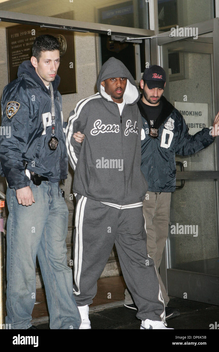 18. Oktober 2006; Manhattan, NY, USA; Rapper Fabolous, dessen rechtliche Name ist JOHN JACKSON, war ein Shooting, beteiligt und wurde am 16. Oktober 2006 schoss in den rechten Oberschenkel. Nach der Einnahme von Jackson ins Krankenhaus, Polizei durchsuchte das Fahrzeug und fand zwei geladen, nicht lizenzierte Waffen -.380 Kaliber und ein Kaliber.40 - in Geheimfächern versteckt.  Der Rapper und drei Freunde waren wi berechnet. Stockfoto 18. Oktober 2006; Manhattan, NY, USA; Rapper Fabolous, dessen rechtliche Name ist JOHN JACKSON, war ein Shooting, beteiligt und wurde am 16. Oktober 2006 schoss in den rechten Oberschenkel. Nach der Einnahme von Jackson ins Krankenhaus, Polizei durchsuchte das Fahrzeug und fand zwei geladen, nicht lizenzierte Waffen -.380 Kaliber und ein Kaliber.40 - in Geheimfächern versteckt.  Der Rapper und drei Freunde waren wi berechnet. Stockfoto