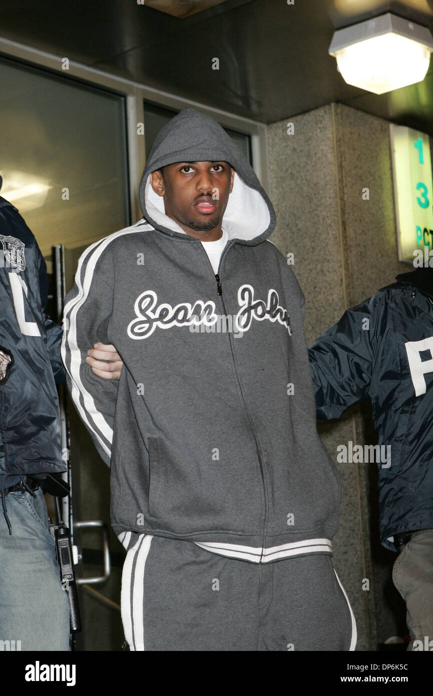 18. Oktober 2006; Manhattan, NY, USA; Rapper Fabolous, dessen rechtliche Name ist JOHN JACKSON, war ein Shooting, beteiligt und wurde am 16. Oktober 2006 schoss in den rechten Oberschenkel. Nach der Einnahme von Jackson ins Krankenhaus, Polizei durchsuchte das Fahrzeug und fand zwei geladen, nicht lizenzierte Waffen -.380 Kaliber und ein Kaliber.40 - in Geheimfächern versteckt.  Der Rapper und drei Freunde waren wi berechnet. Stockfoto 18. Oktober 2006; Manhattan, NY, USA; Rapper Fabolous, dessen rechtliche Name ist JOHN JACKSON, war ein Shooting, beteiligt und wurde am 16. Oktober 2006 schoss in den rechten Oberschenkel. Nach der Einnahme von Jackson ins Krankenhaus, Polizei durchsuchte das Fahrzeug und fand zwei geladen, nicht lizenzierte Waffen -.380 Kaliber und ein Kaliber.40 - in Geheimfächern versteckt.  Der Rapper und drei Freunde waren wi berechnet. Stockfoto