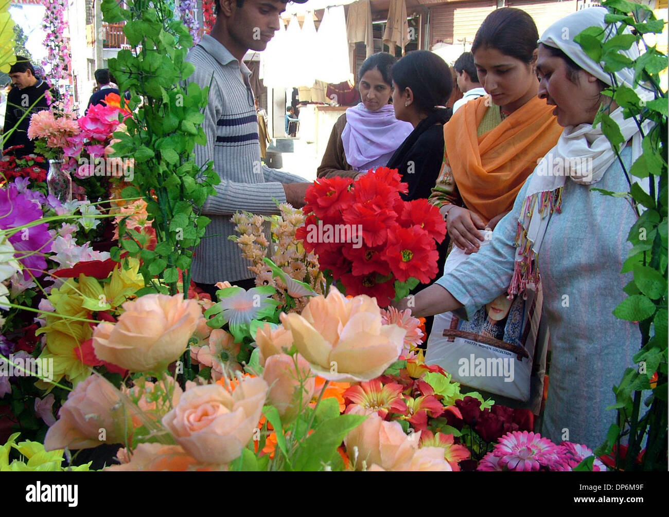 22. Oktober 2006; Srinagar, Kashimir, Indien; Ein Kashmiri Frauen kaufen Blumen für die Dekoration von Häusern vor Eid feiern. Ramadan, die derzeit durch die islamische Welt beobachtet wird, endet mit dem "Eid Ul Fitr" Festival markiert das Ende des Fastenmonats Ramadan und richtet sich nach der Sichtung des Neumondes. Obligatorische Credit: Foto von Altaf Zargar/ZU Stockfoto