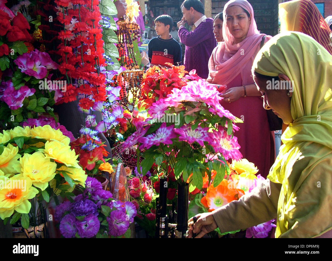 22. Oktober 2006; Srinagar, Kashimir, Indien; Ein Kashmiri Frauen kaufen Blumen für die Dekoration von Häusern vor Eid feiern. Ramadan, die derzeit durch die islamische Welt beobachtet wird, endet mit dem "Eid Ul Fitr" Festival markiert das Ende des Fastenmonats Ramadan und richtet sich nach der Sichtung des Neumondes. Obligatorische Credit: Foto von Altaf Zargar/ZU Stockfoto