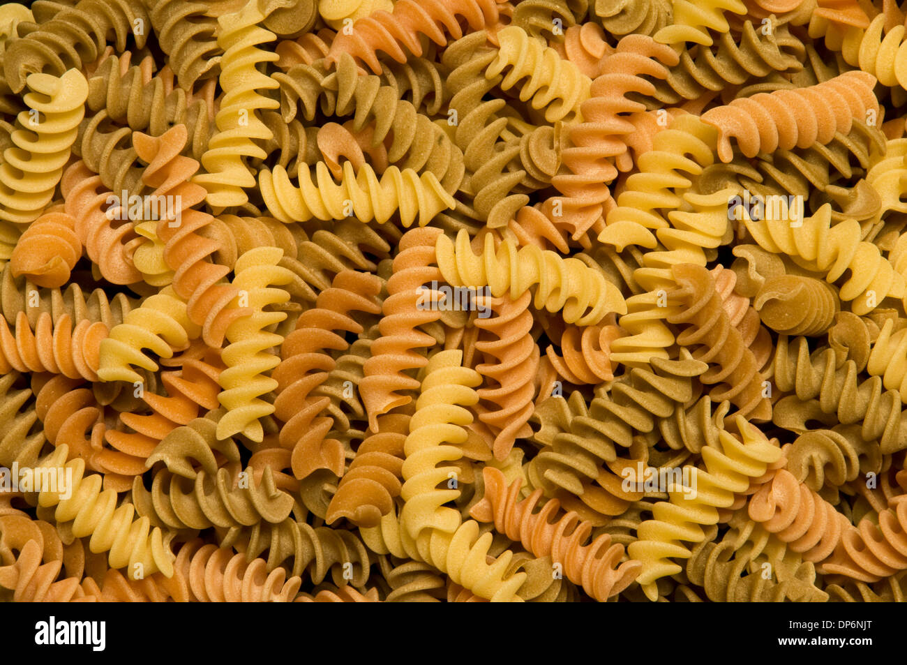 Ungekocht mehrfarbige Fusilli, Korkenzieher-förmige pasta Stockfoto