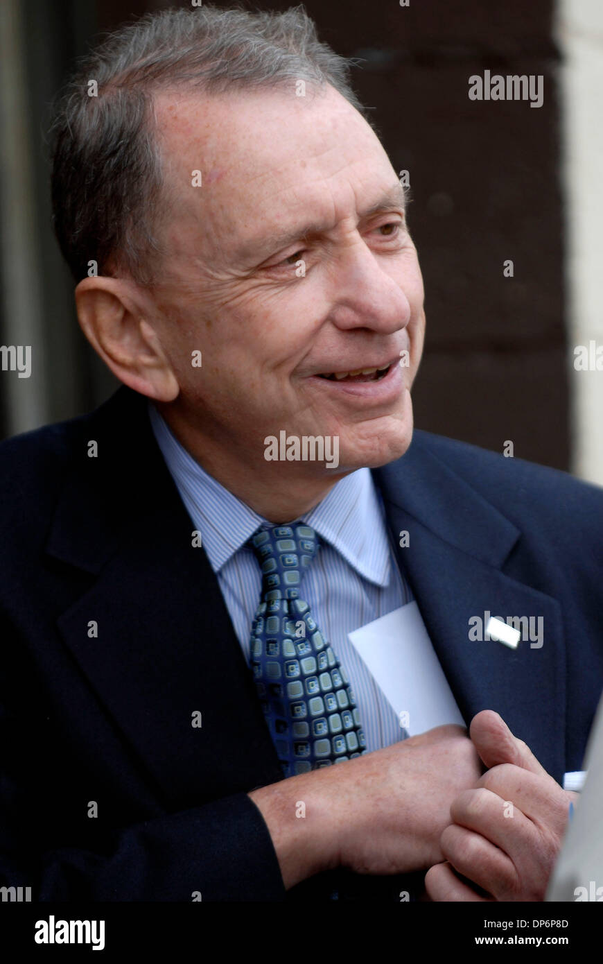 19. Oktober 2006; West Mifflin, PA, USA; US-Senator ARLEN SPECTER (R -PA) auf ein Feuer Haus in West Mifflin. PA-Treffen mit Ersthelfer zur vorliegenden Bundesmittel zu fünf lokale Feuerwehren. Obligatorische Credit: Foto von C. E. Mitchell/C. E. Mitchell/ZUMA Press. (©) Copyright 2006 von C. E. Mitchell Stockfoto