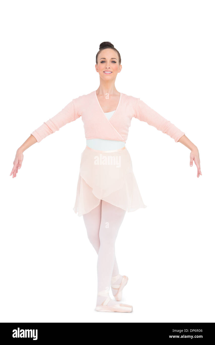 Lächelnde attraktive Ballerina stehend in einer pose Stockfoto