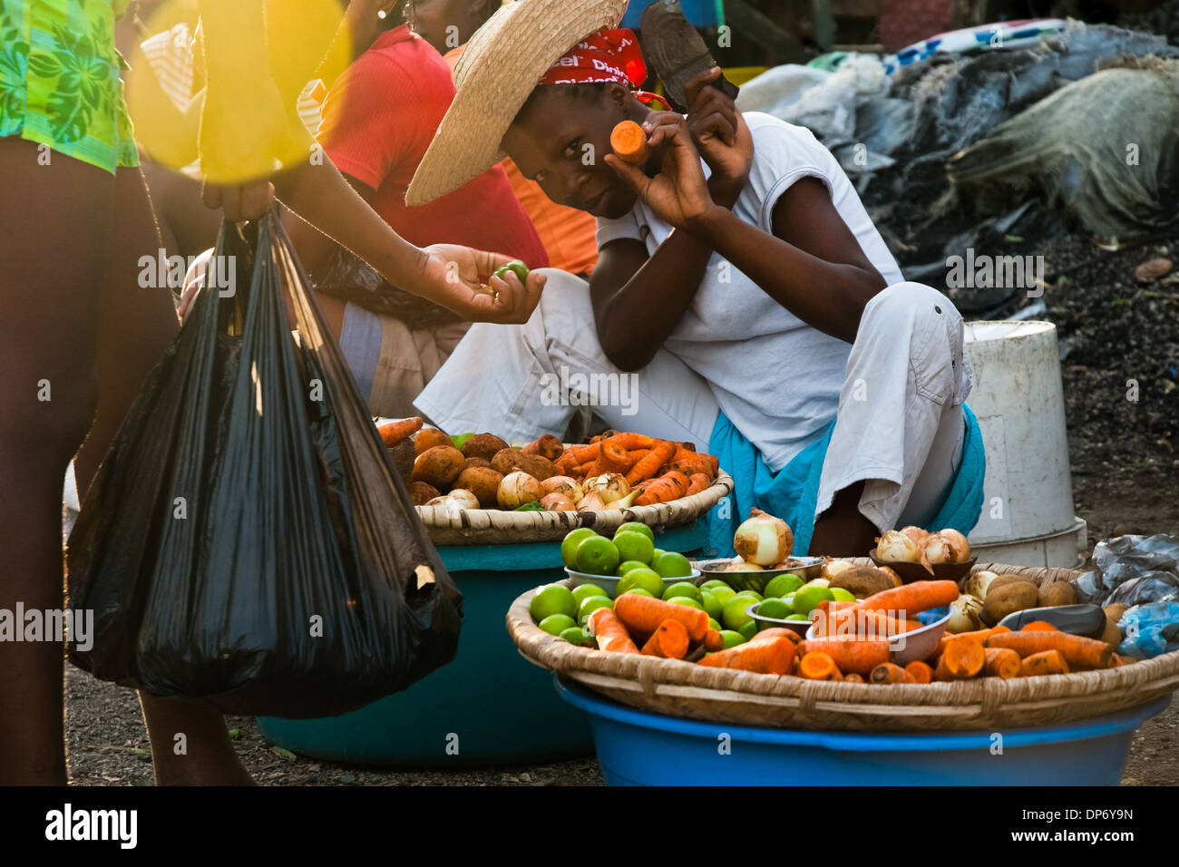 Eine haitianische Frau verkauft Gemüse auf dem Wochenmarkt in Port-au-Prince, Haiti. Stockfoto