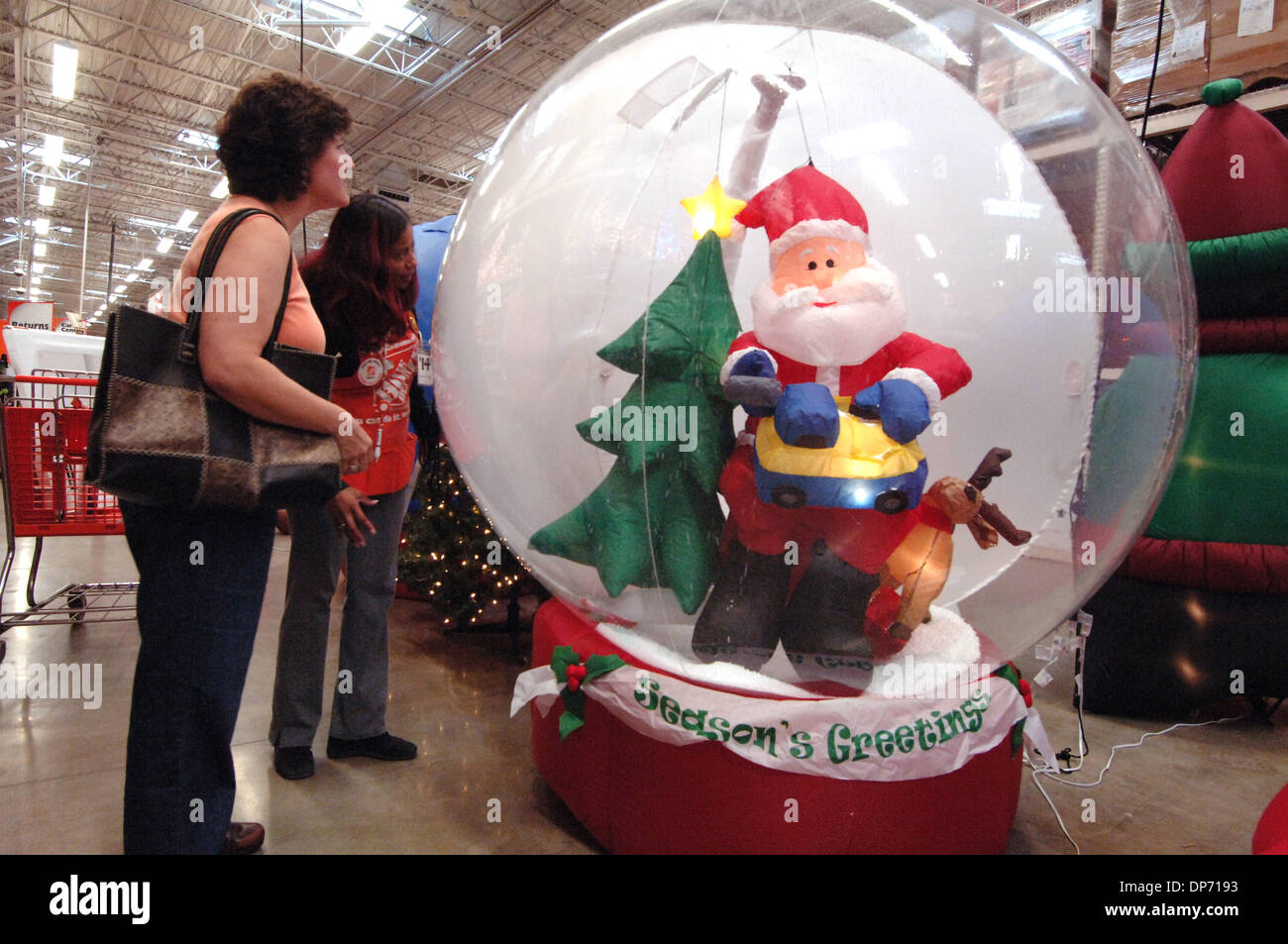 31. Oktober 2006; Atlanta, GA, USA; Weihnachts-Dekorationen-Items im Home Depot Schaufenster Store in Atlanta, gehören jetzt alle Läden waren, wie das Unternehmen Wachstum sucht. Obligatorische Credit: Foto von Robin Nelson/ZUMA Press. (©) Copyright 2006 von Robin Nelson Stockfoto