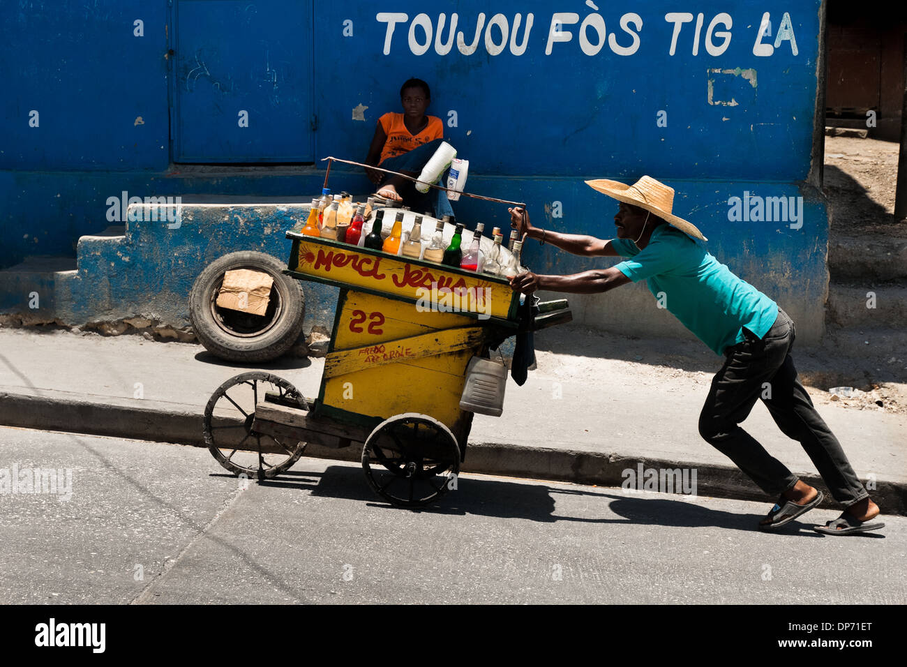 Ein haitianischen Mann verkauft, erfrischende Getränke auf der Straße Markt in Port-au-Prince, Haiti. Stockfoto