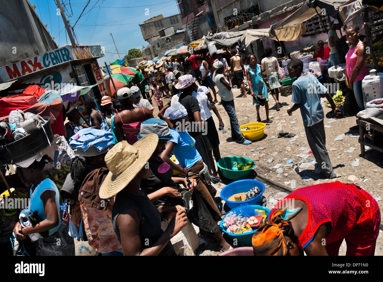 Haitianische Frauen verkaufen Lebensmittel und Schmuggelware auf dem Straßenmarkt in Port-au-Prince, Haiti. Stockfoto