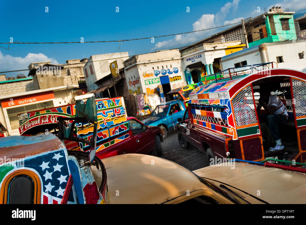 Ein Stau auf der Straße in der Nähe der La Saline-Markt, Port-au-Prince, Haiti gesehen. Stockfoto