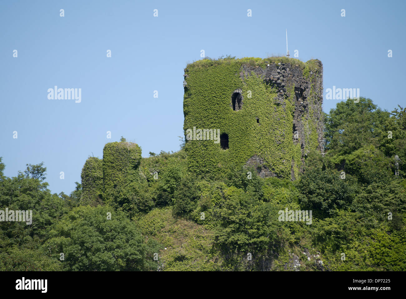 Blick auf Efeu bedeckt Burgruinen auf Hügel in küstennahen Bucht schönsten Schloss in der Nähe von Oban Firth of Lorn Argyll und Bute Schottland Juli Stockfoto