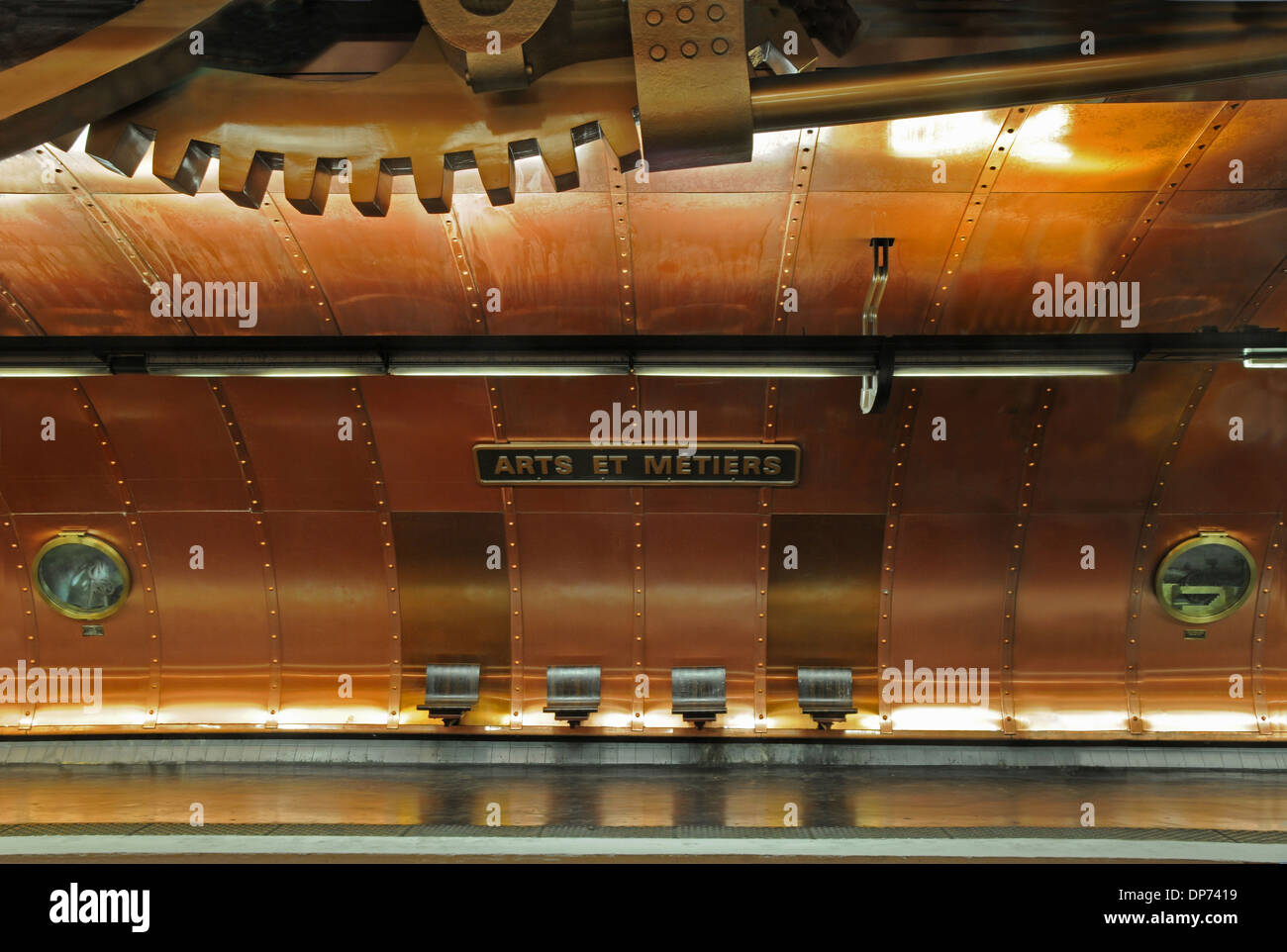 Arts et Métiers u-Bahnstation, Paris, Frankreich. Im Jahr 1994 überarbeitet von Belgien Künstler Francois Schuiten Stockfoto